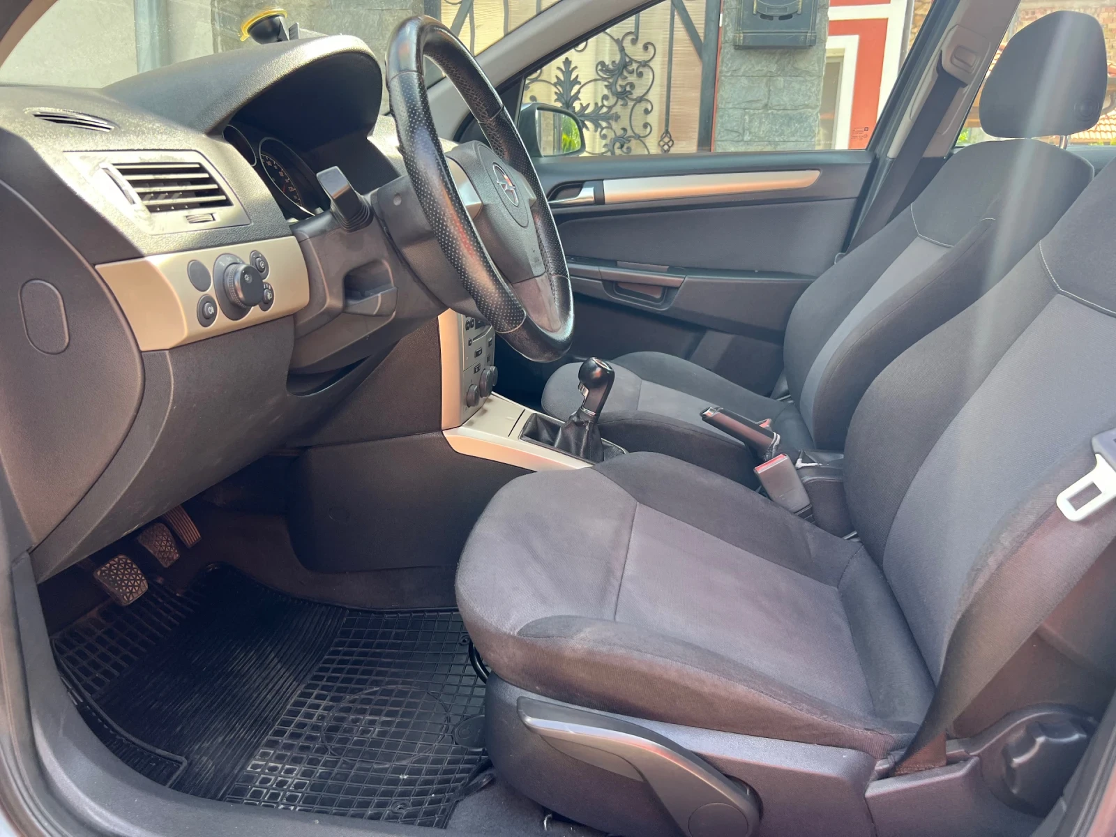 Opel Astra 1.6 перфектна * климатик* 2008г, снимка 8 - Автомобили и джипове - 54822365