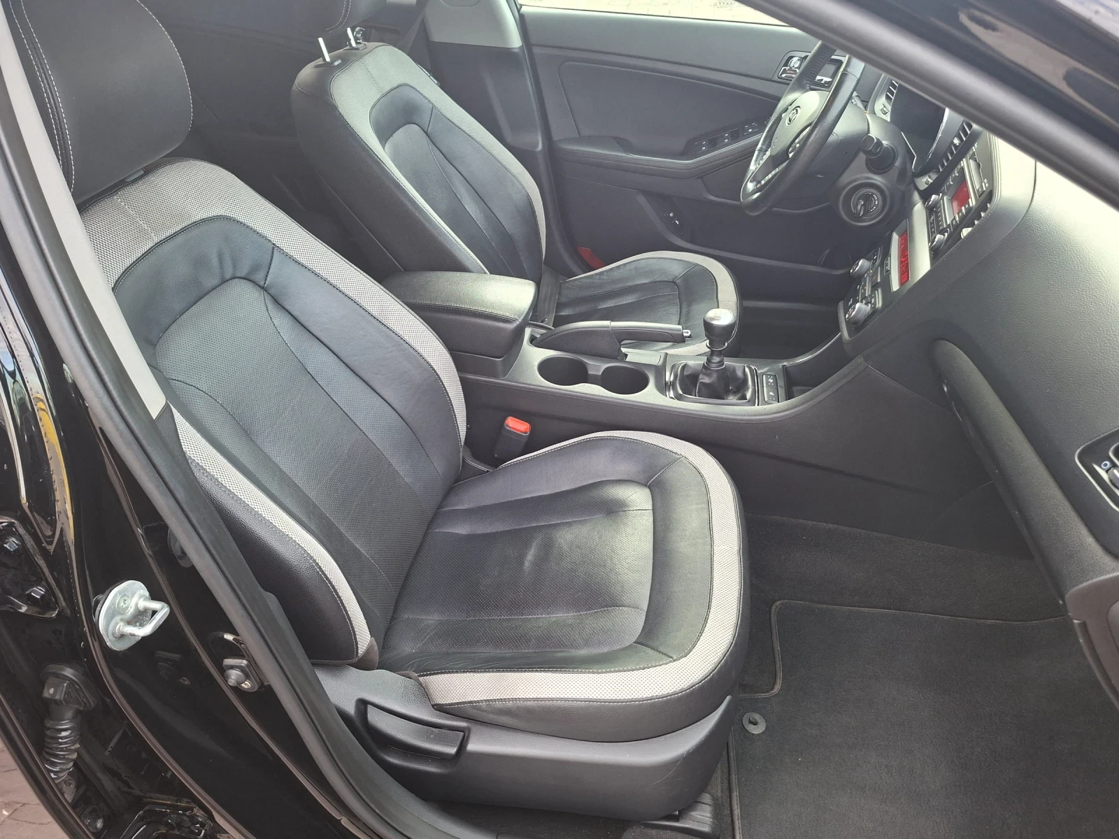 Kia Optima 1.7 CRDI, снимка 12 - Автомобили и джипове - 56442120