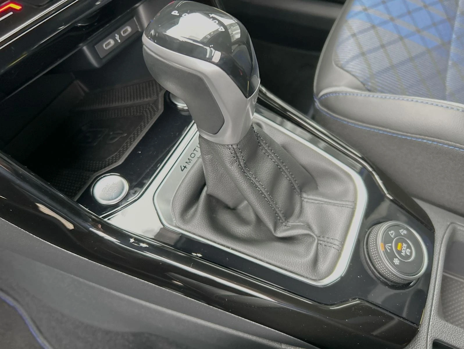 VW T-Roc R* 4M* DSG* PANO* DISTR* KEYLESS* CARPLAY* LED*  | Mobile.bg   11