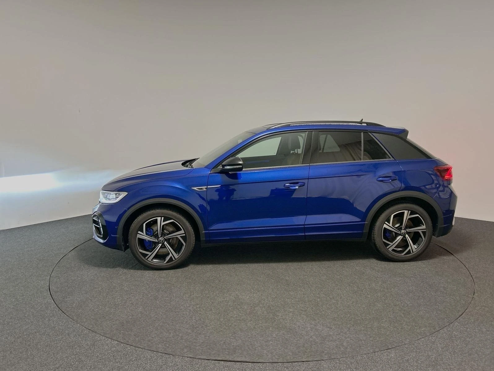 VW T-Roc R* 4M* DSG* PANO* DISTR* KEYLESS* CARPLAY* LED*  - изображение 5