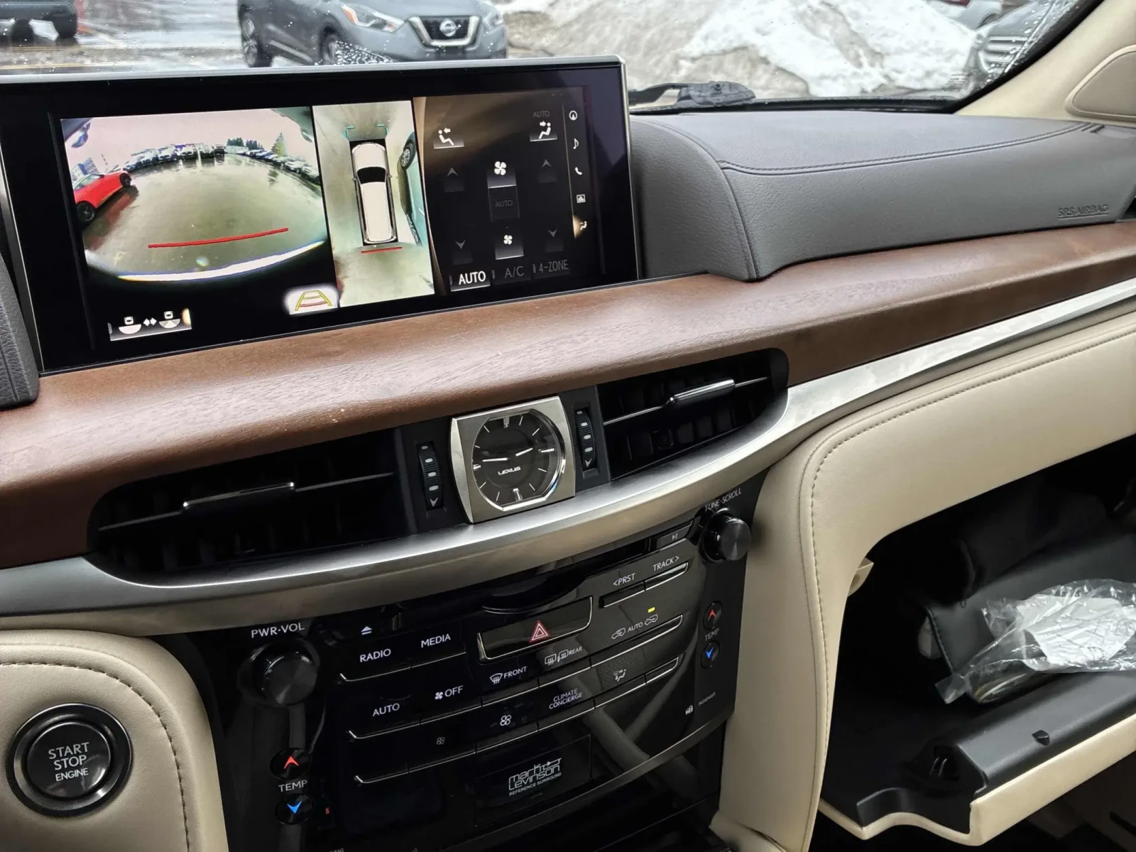 Lexus LX 570 8-местен* TV* HUD* Масажи отред/отзад* FULL FULL F, снимка 13 - Автомобили и джипове - 54930145