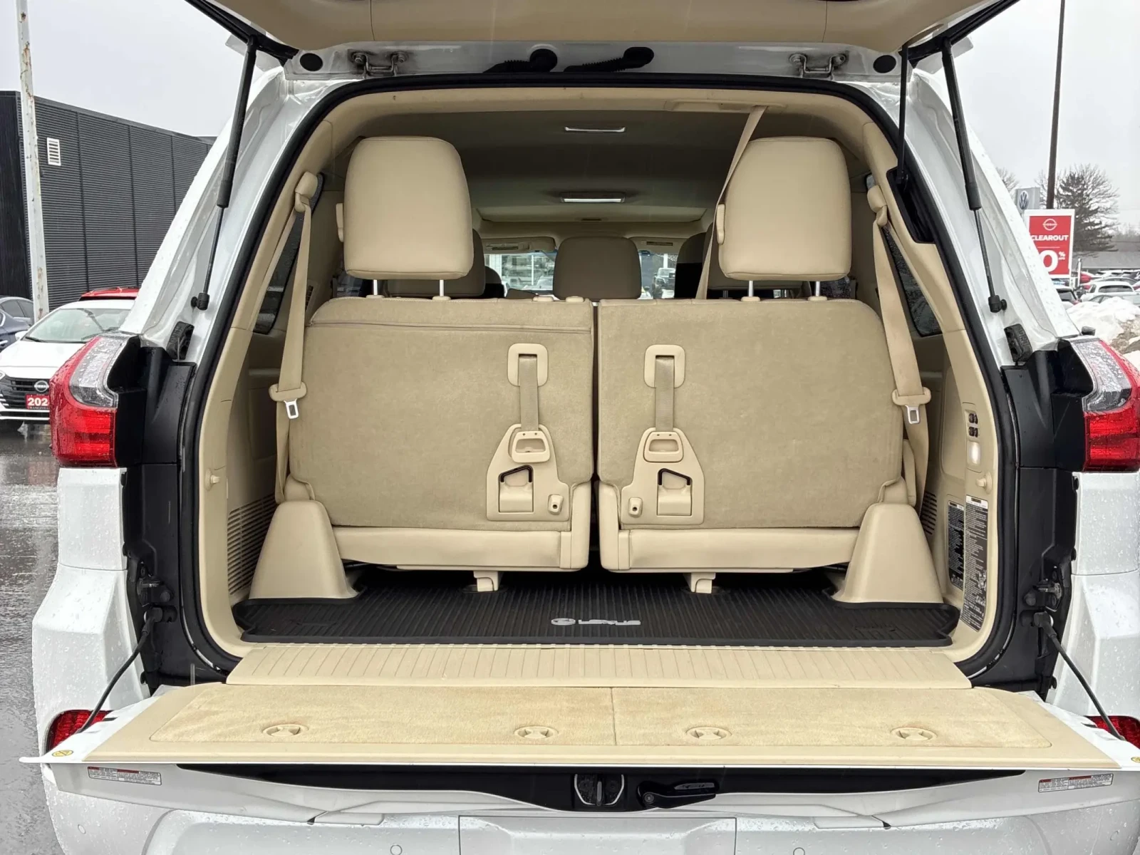 Lexus LX 570 8-местен* TV* HUD* Масажи отред/отзад* FULL FULL F, снимка 7 - Автомобили и джипове - 54930145
