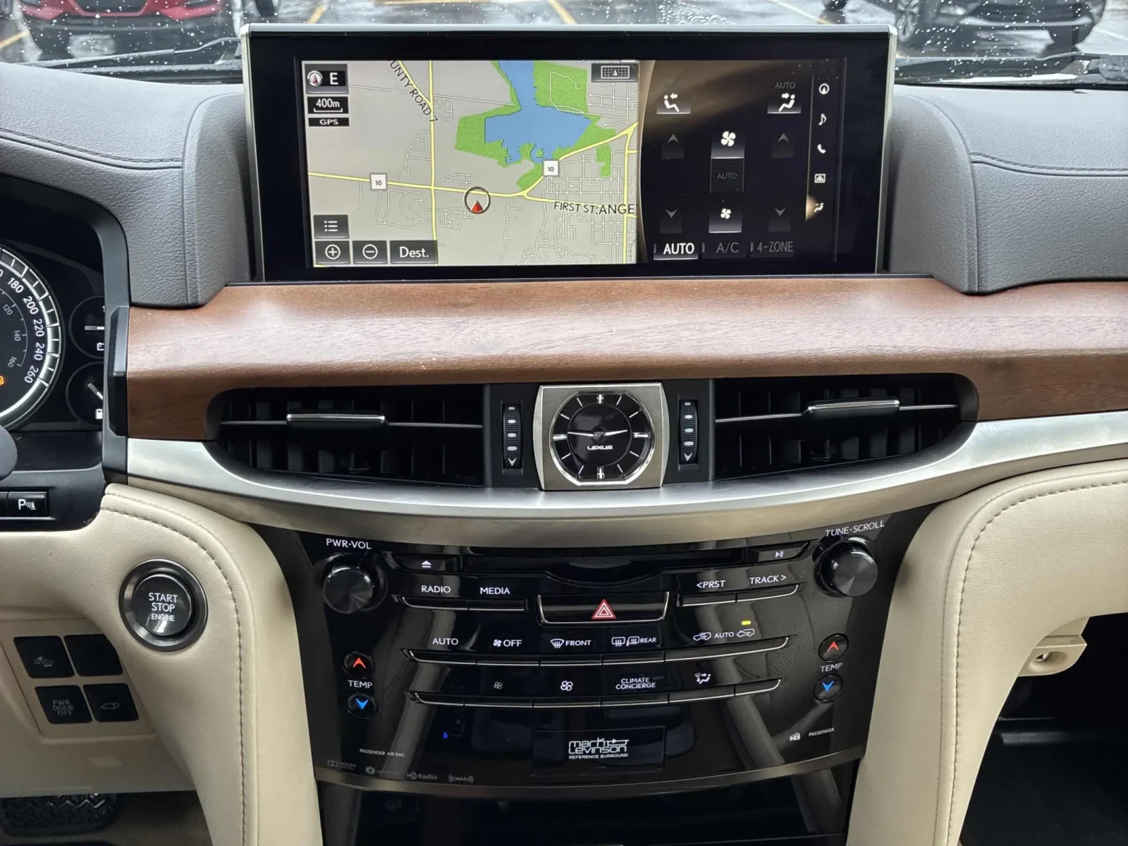 Lexus LX 570 8-местен* TV* HUD* Масажи отред/отзад* FULL FULL F, снимка 14 - Автомобили и джипове - 54930145