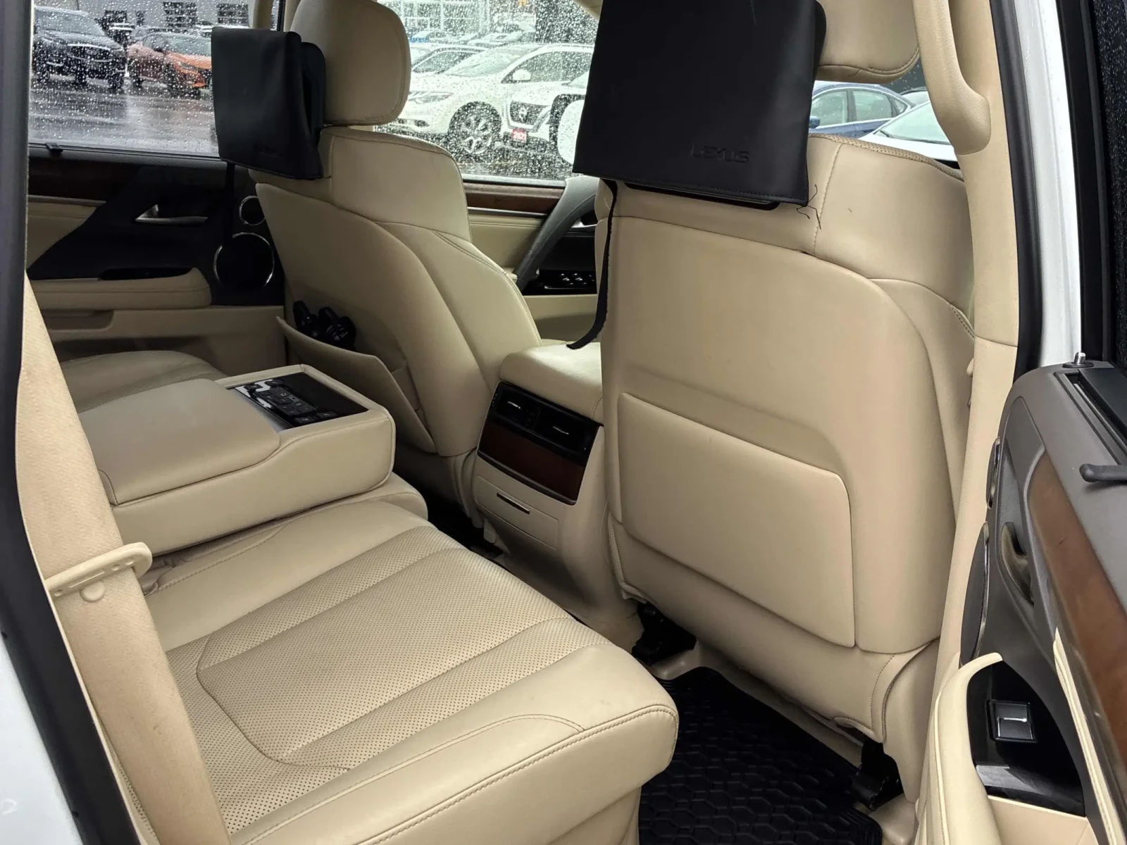 Lexus LX 570 8-местен* TV* HUD* Масажи отред/отзад* FULL FULL F, снимка 11 - Автомобили и джипове - 54930145