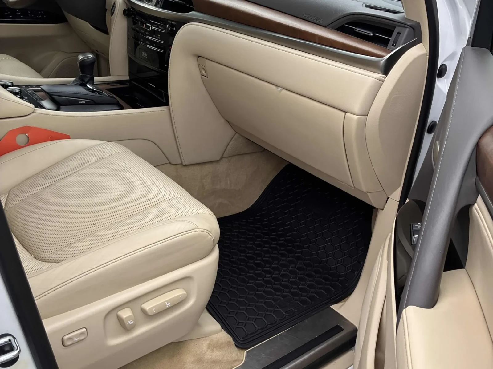 Lexus LX 570 8-местен* TV* HUD* Масажи отред/отзад* FULL FULL F, снимка 10 - Автомобили и джипове - 54930145