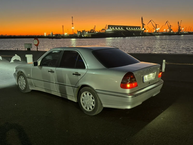 Mercedes-Benz C 220, снимка 3 - Автомобили и джипове - 52938508