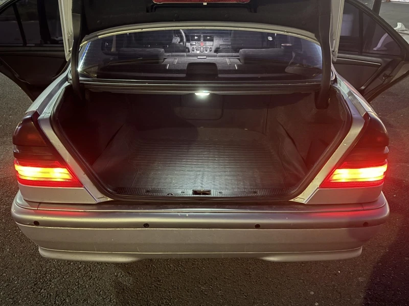 Mercedes-Benz C 220, снимка 8 - Автомобили и джипове - 52938508