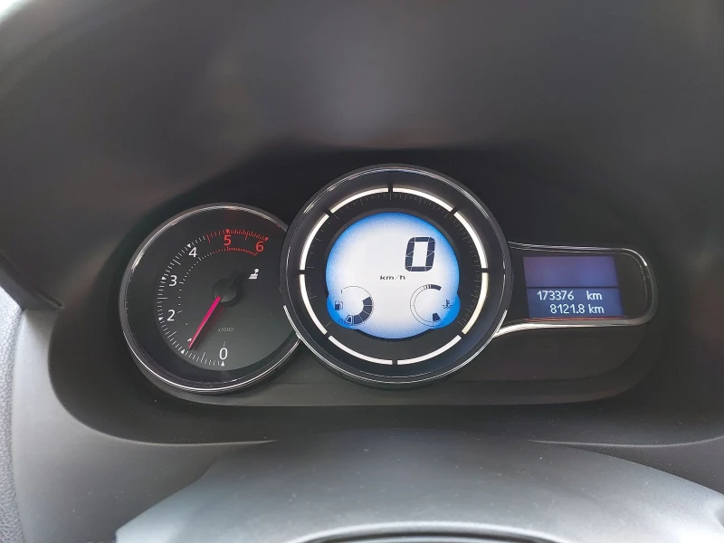 Renault Fluence 1.5 dci, снимка 13 - Автомобили и джипове - 52517778
