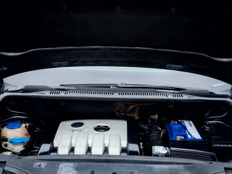 VW Touran 2.0TDI(140)* HIGHLINE* XENON* НОВ ВНОС* , снимка 16 - Автомобили и джипове - 52666332