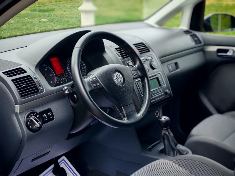 VW Touran 2.0TDI(140)* HIGHLINE* XENON* НОВ ВНОС* , снимка 12 - Автомобили и джипове - 52666332