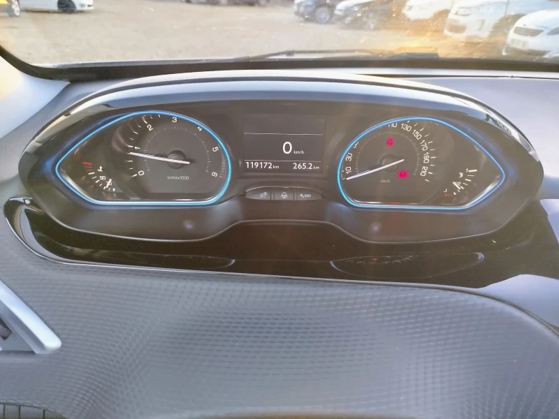 Peugeot 2008 1.6 e-HDI Реални километри , снимка 15 - Автомобили и джипове - 52851550