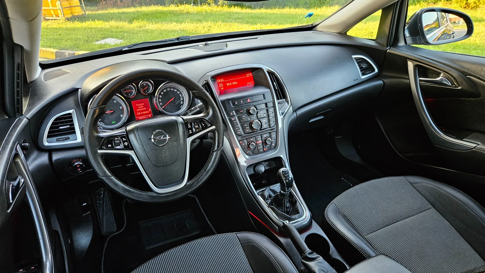 Opel Astra 1.7 CRDI SEDAN/KLIMATRON/KOJA/COSMO, снимка 9 - Автомобили и джипове - 55593014