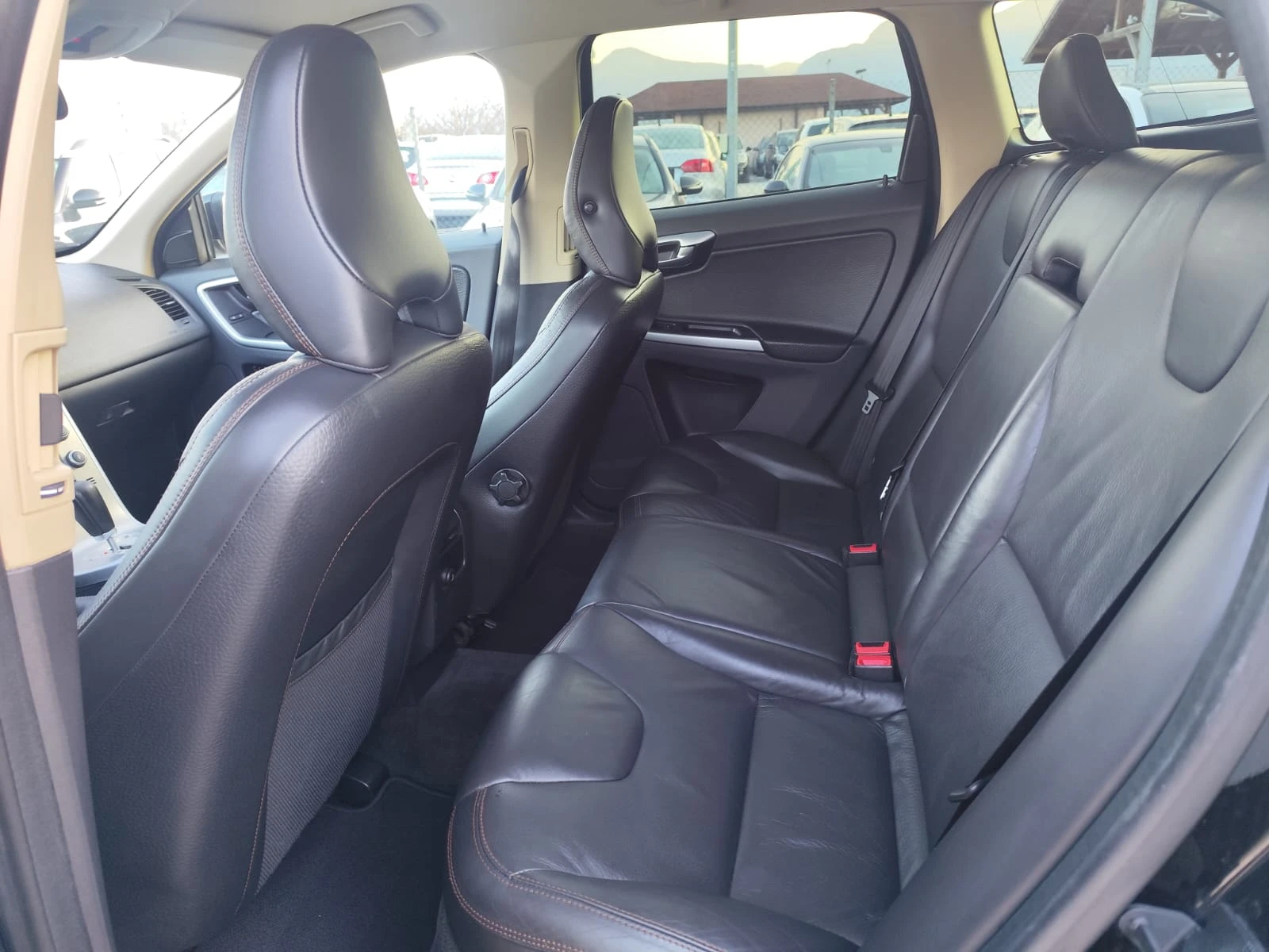 Volvo XC60 2.4 дизел 4х4, снимка 13 - Автомобили и джипове - 53743725