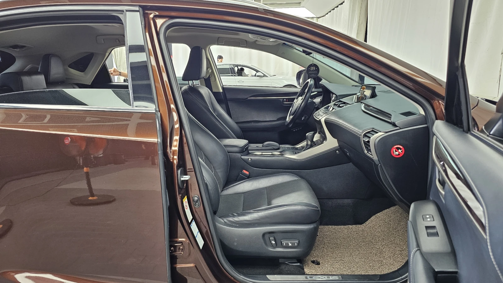 Lexus NX ЕЛ. БАГАЖНИК* BLIND SPOT* ЛЮК* КРАЙНА ЦЕНА, снимка 11 - Автомобили и джипове - 55385859