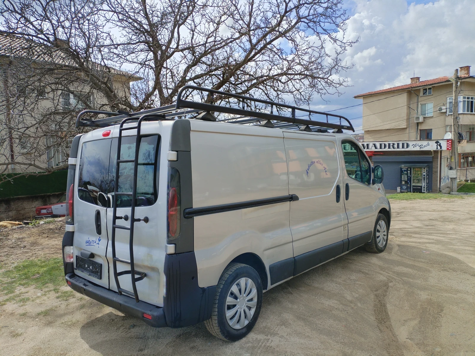 Opel Vivaro 1.9 DTI 101hp Клима 2 странични врати Багажник , снимка 13 - Бусове и автобуси - 54043253