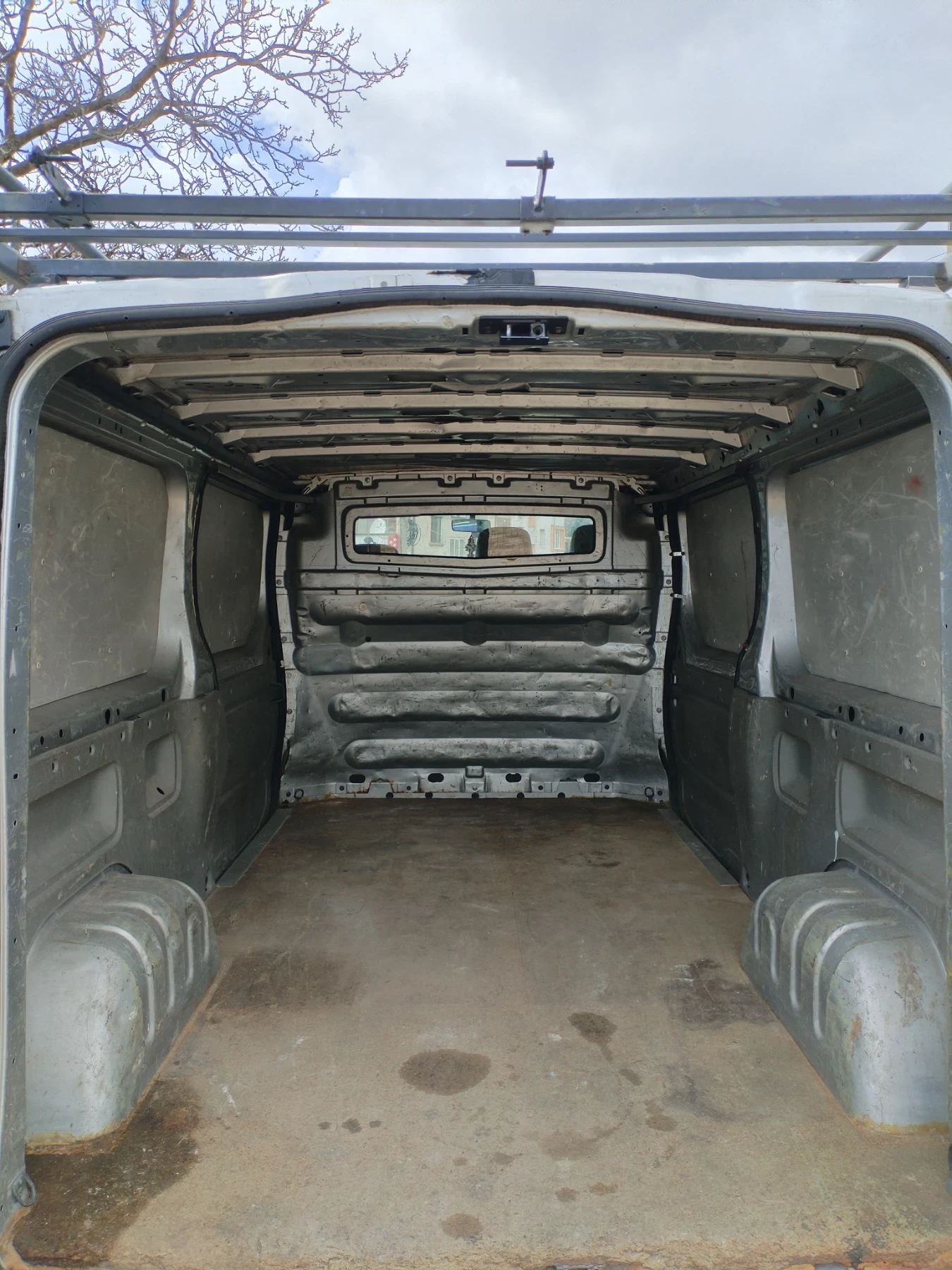 Opel Vivaro 1.9 DTI 101hp Клима 2 странични врати Багажник , снимка 11 - Бусове и автобуси - 54043253