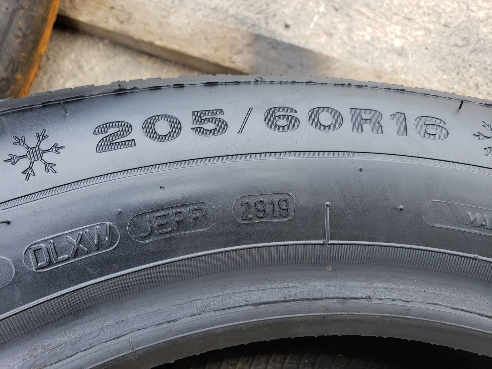 Гуми Зимни 205/60R16, снимка 6 - Гуми и джанти - 56079105