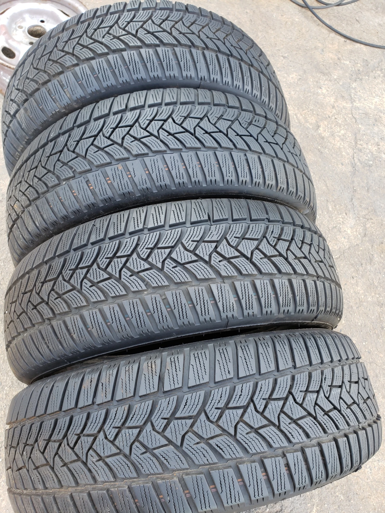 Гуми Зимни 205/60R16, снимка 4 - Гуми и джанти - 56079105