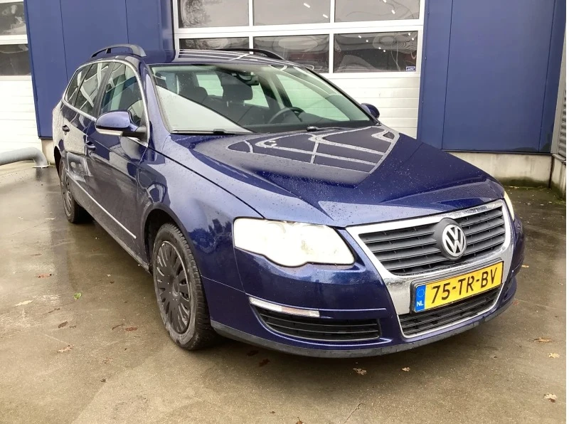 VW Passat B6, снимка 3 - Автомобили и джипове - 47186224