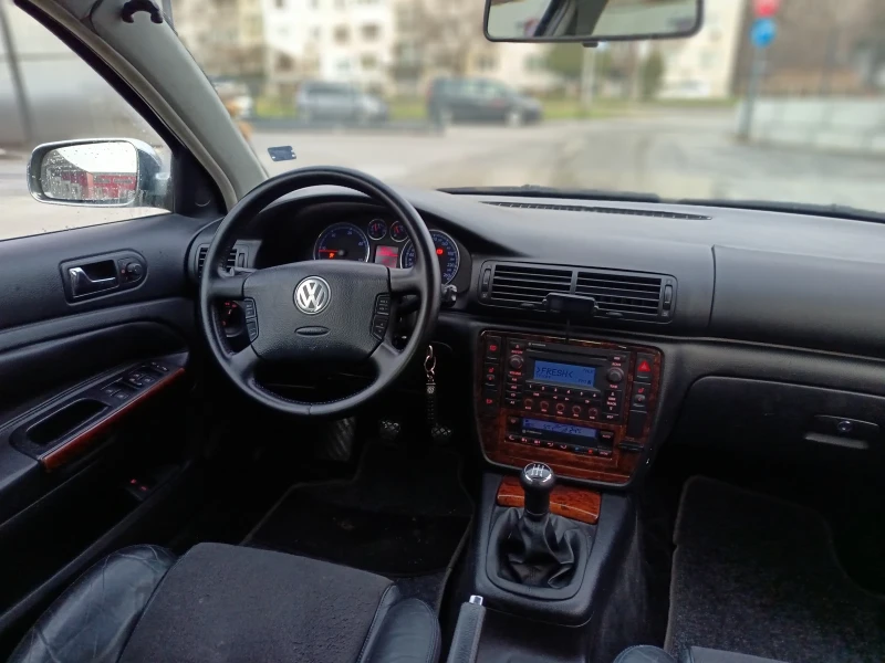 VW Passat 1.9 TDI 101 кс ХАЙЛАЙН ИЗПЪЛНЕНИЕ , снимка 8 - Автомобили и джипове - 53180243