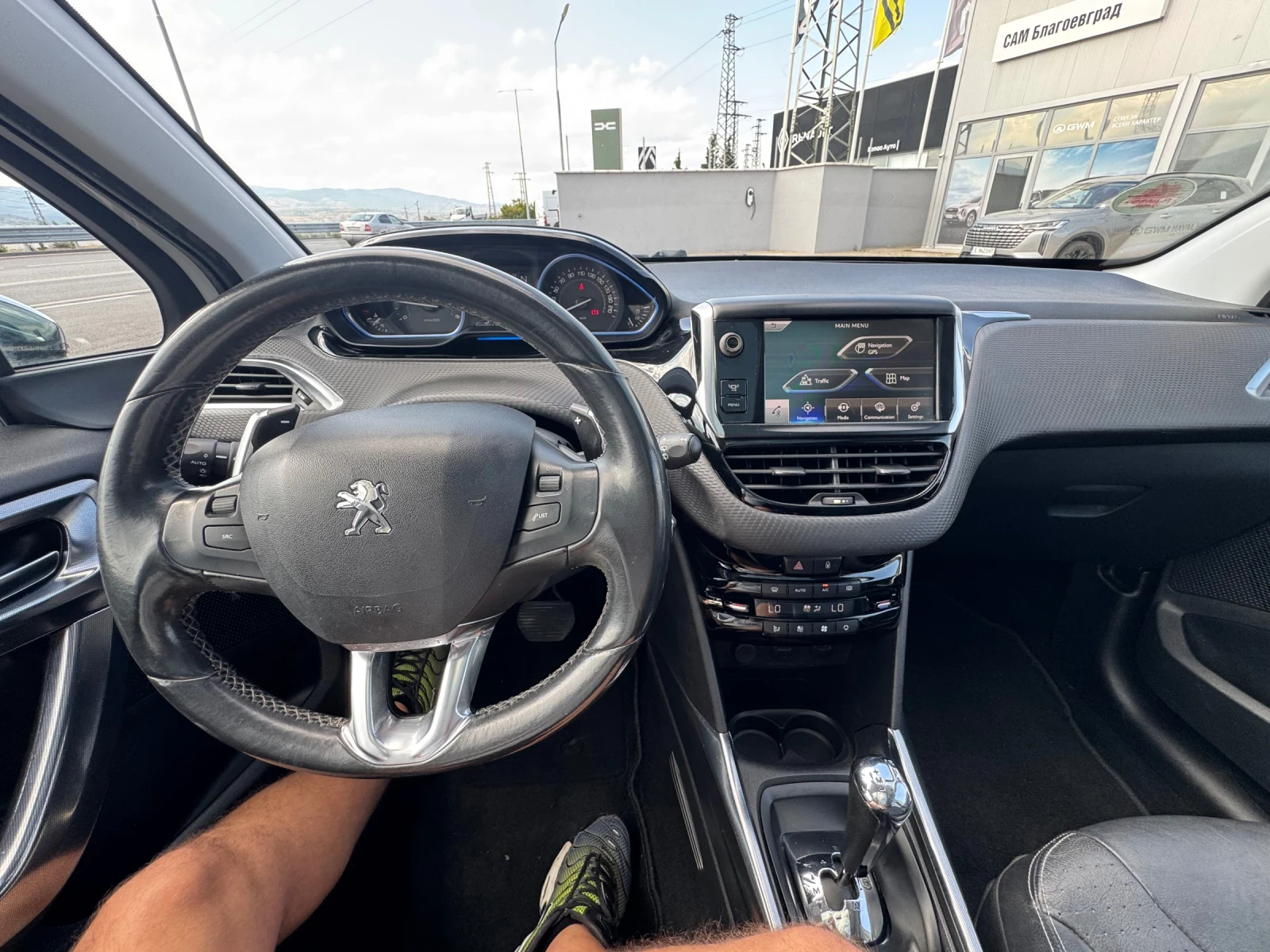 Peugeot 2008 1.6E-HDI Автоматик Панорама Сервизна Книжка, снимка 14 - Автомобили и джипове - 55379406