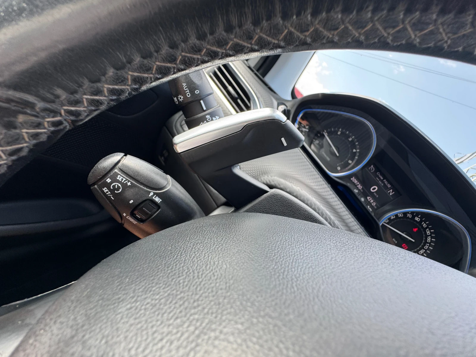 Peugeot 2008 1.6E-HDI Автоматик Панорама Сервизна Книжка, снимка 11 - Автомобили и джипове - 55379406