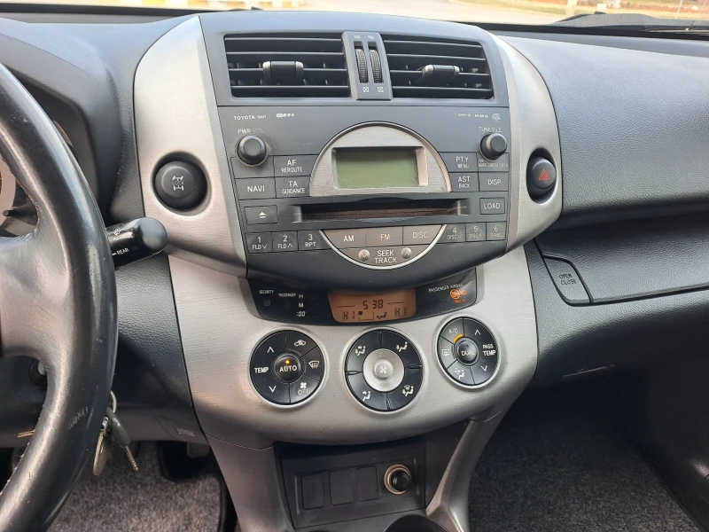 Toyota Rav4 2.2 D4D, 136к.с., 4х4, внос Италия!, снимка 13 - Автомобили и джипове - 48276927