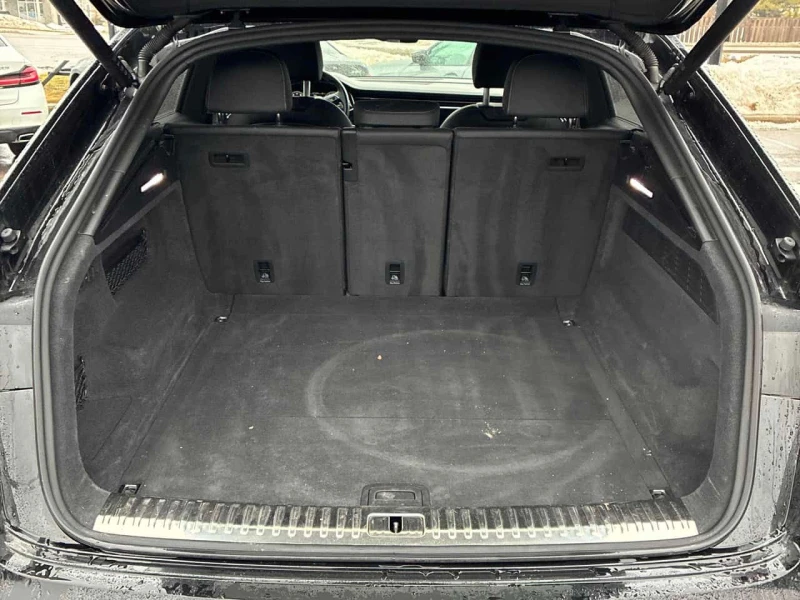 Audi Q8 Technik* MATRIX* 360* ОБДУХВАНЕ* ДИСТРОНИК, снимка 14 - Автомобили и джипове - 53528849