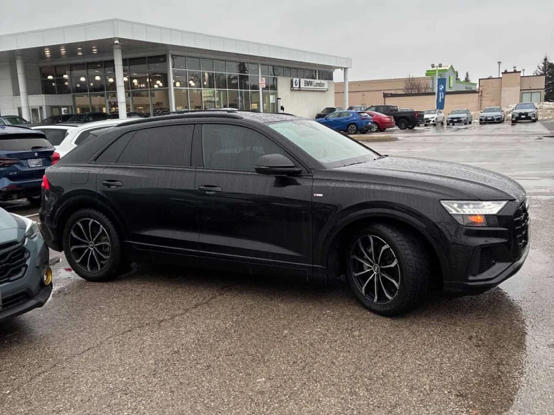 Audi Q8 Technik* MATRIX* 360* ОБДУХВАНЕ* ДИСТРОНИК, снимка 4 - Автомобили и джипове - 53528849