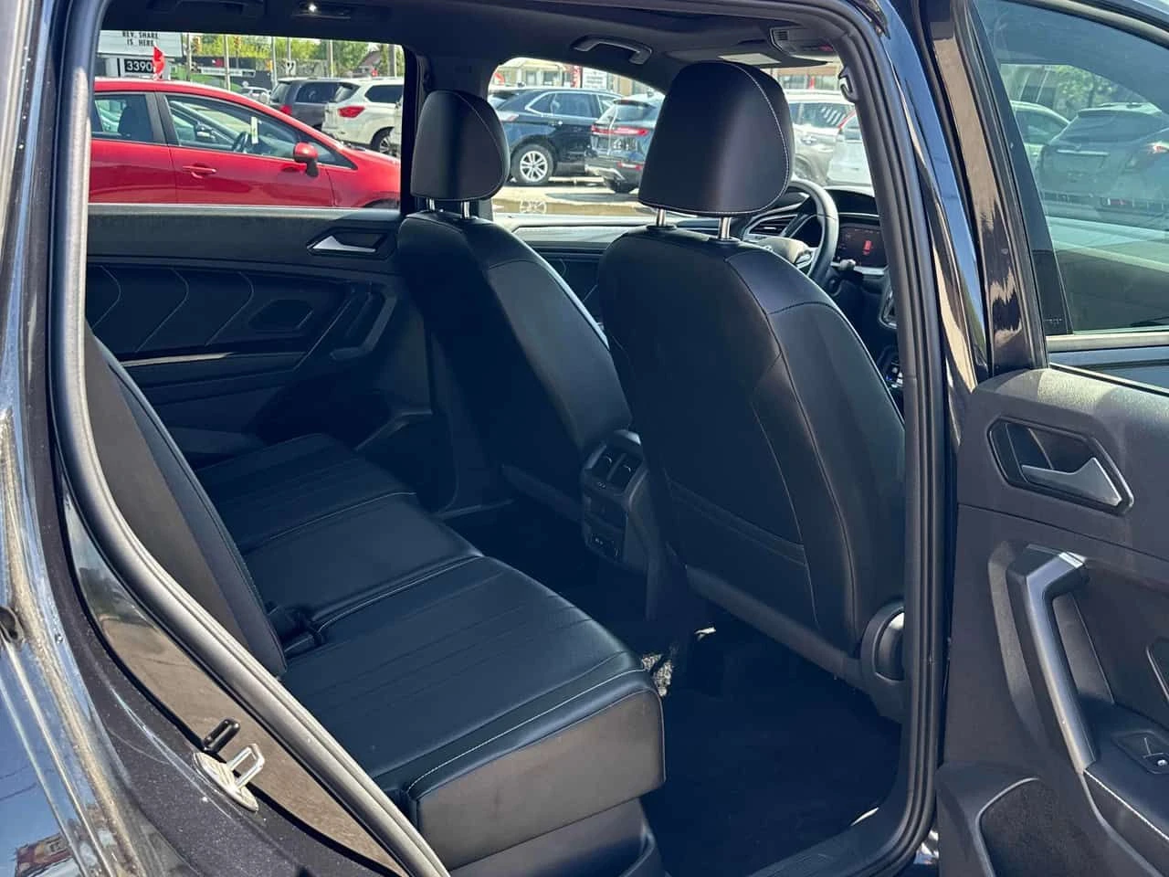 VW Tiguan | R Line Black Edition | ПОДГРЕВ | ПАНОРАМА | , снимка 12 - Автомобили и джипове - 54608307