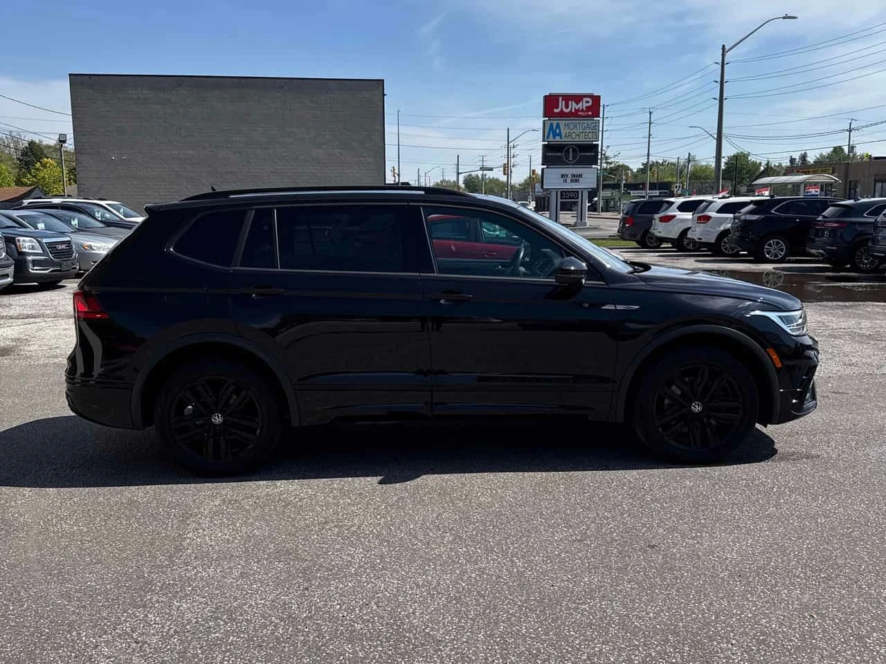 VW Tiguan | R Line Black Edition | ПОДГРЕВ | ПАНОРАМА | , снимка 3 - Автомобили и джипове - 54608307