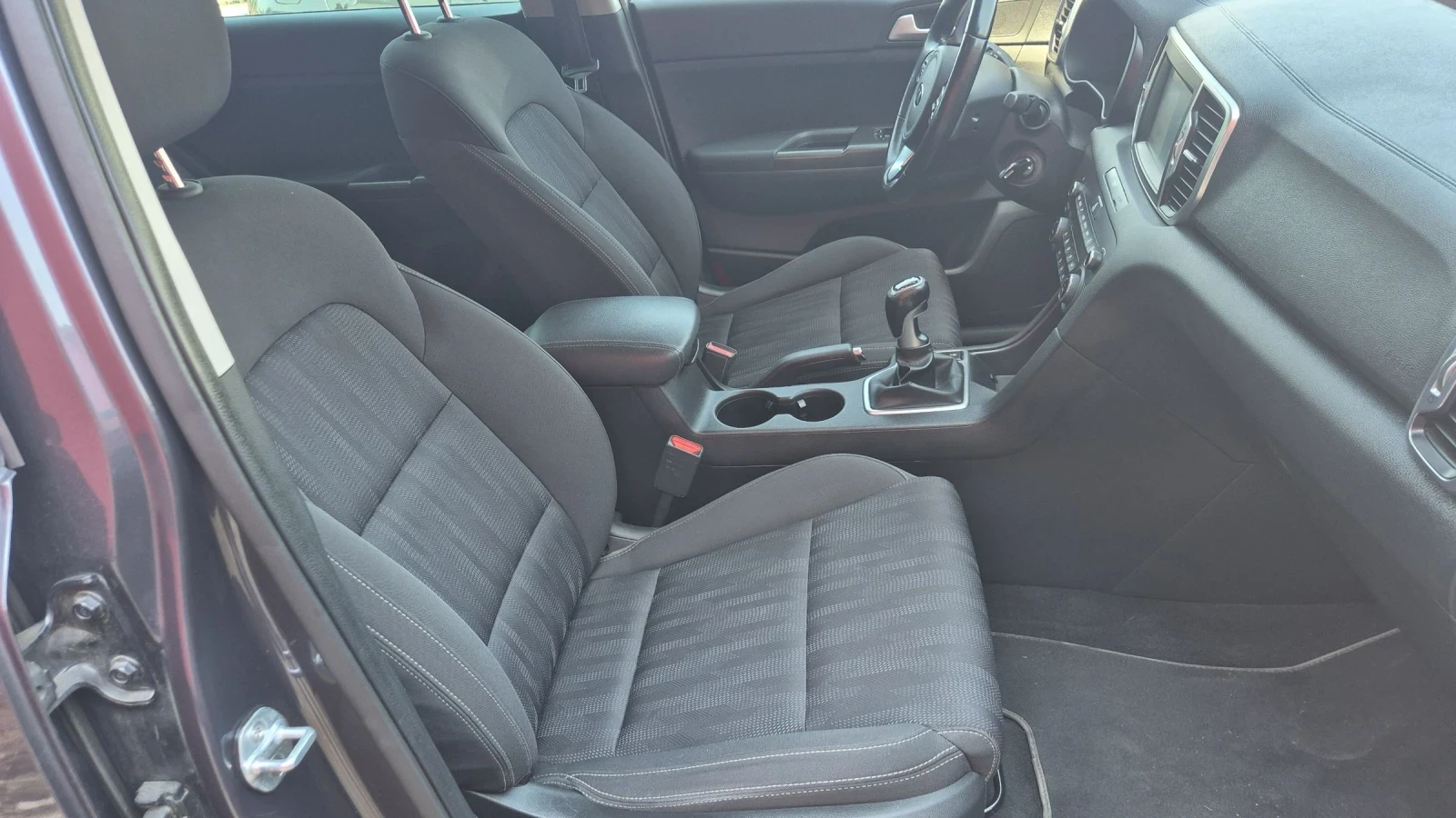Kia Sportage 1.6 Бензин, снимка 12 - Автомобили и джипове - 55599200