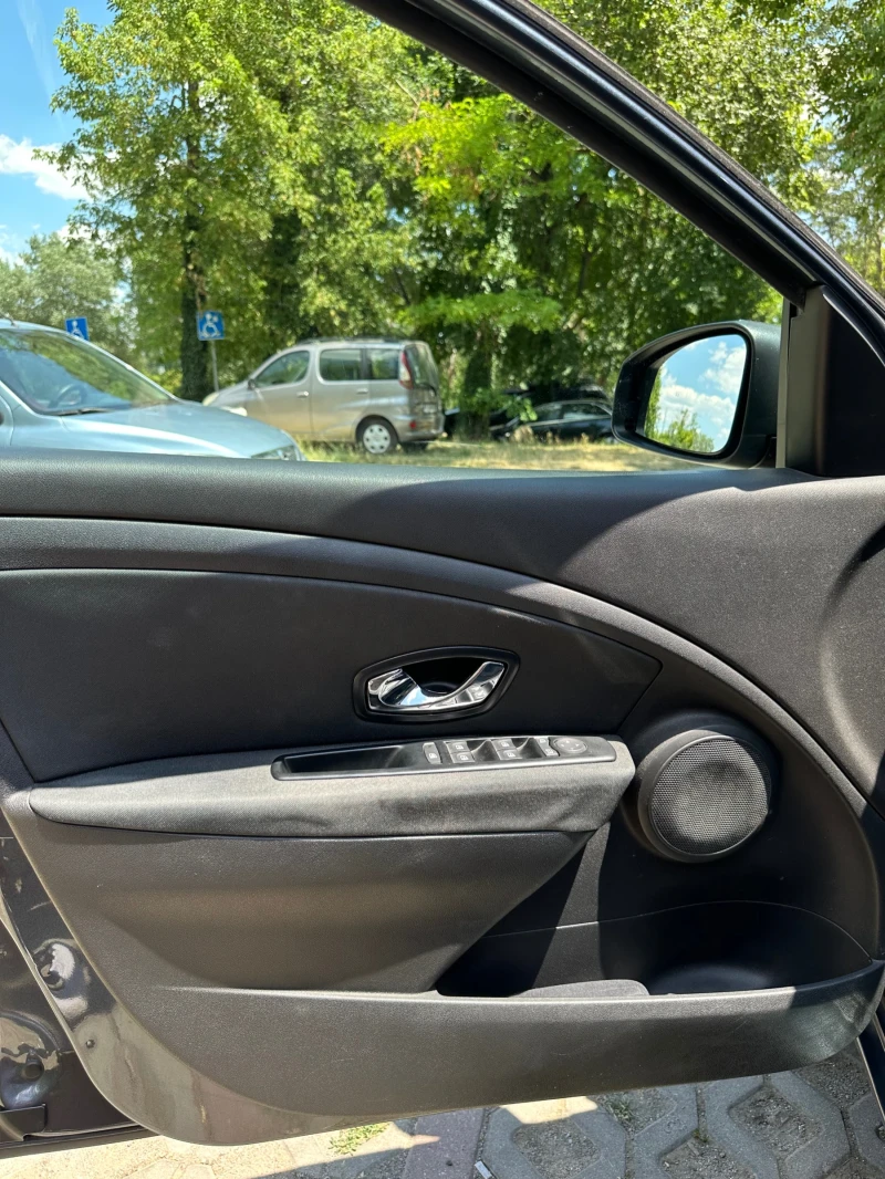 Renault Megane НАПЪЛНО ОБСЛУЖЕН, снимка 7 - Автомобили и джипове - 50996594