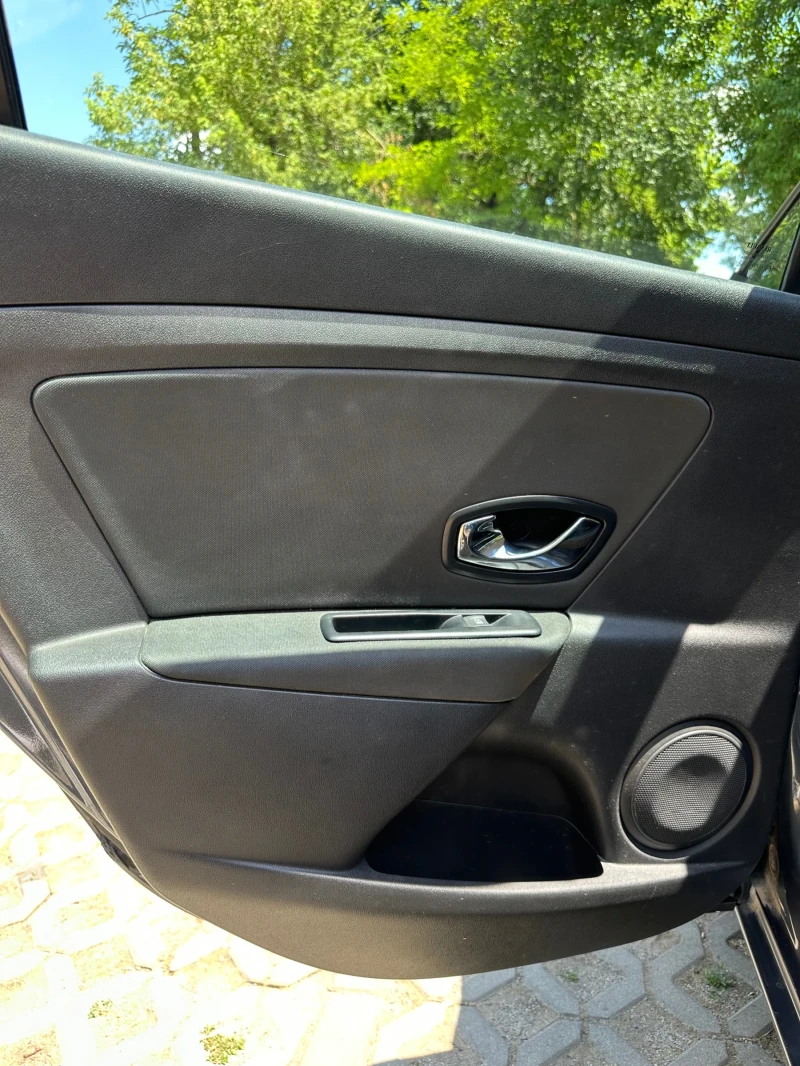 Renault Megane НАПЪЛНО ОБСЛУЖЕН, снимка 8 - Автомобили и джипове - 50996594