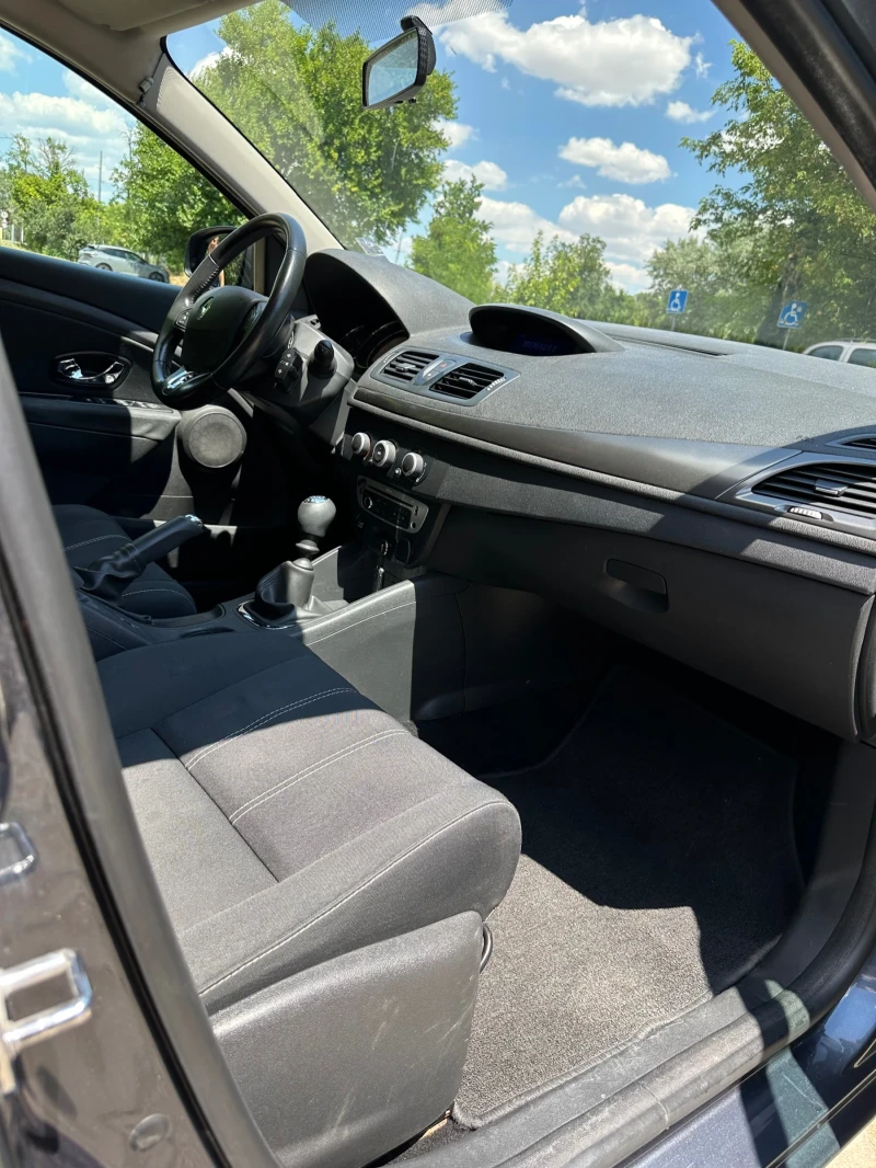 Renault Megane НАПЪЛНО ОБСЛУЖЕН, снимка 12 - Автомобили и джипове - 50996594