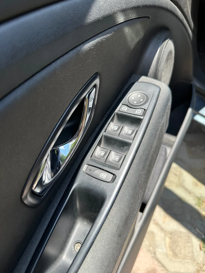 Renault Megane НАПЪЛНО ОБСЛУЖЕН, снимка 6 - Автомобили и джипове - 50996594