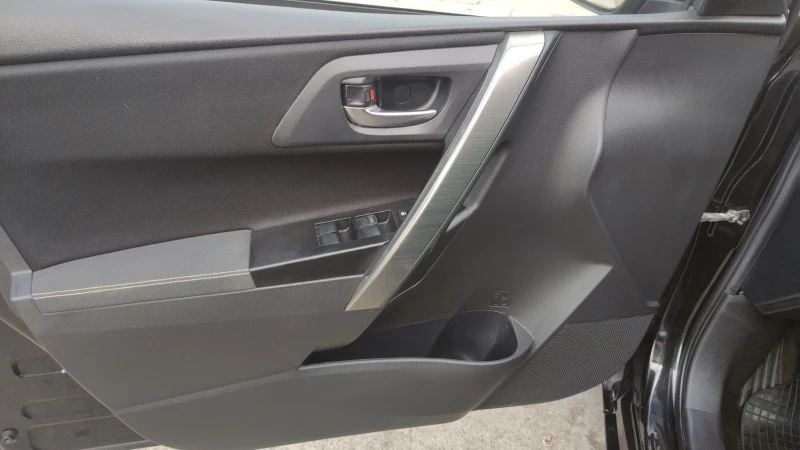Toyota Auris 1.4D4D, снимка 9 - Автомобили и джипове - 53144480