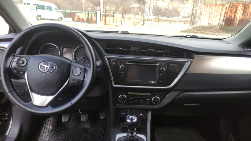 Toyota Auris 1.4D4D, снимка 12 - Автомобили и джипове - 53144480