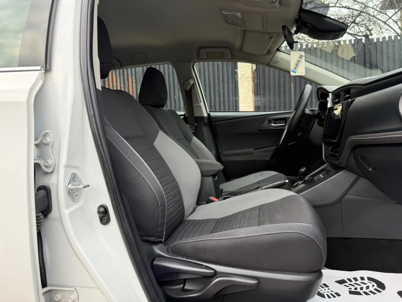 Toyota Auris 1.8 HYBRID, снимка 8 - Автомобили и джипове - 53419968