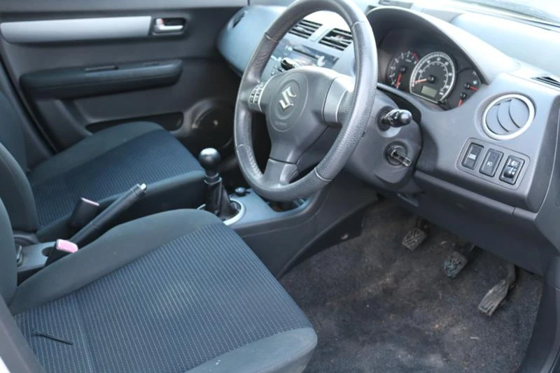 Suzuki Swift 1.5 VVT, снимка 6 - Автомобили и джипове - 35122654