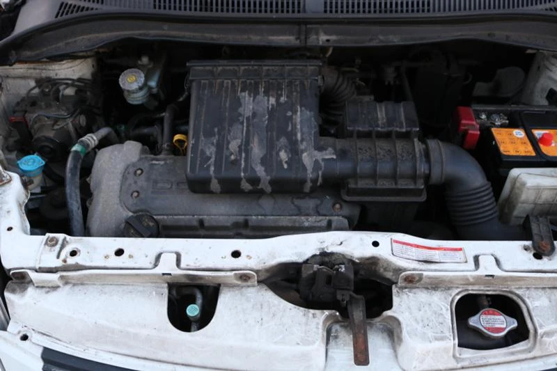 Suzuki Swift 1.5 VVT, снимка 9 - Автомобили и джипове - 35122654