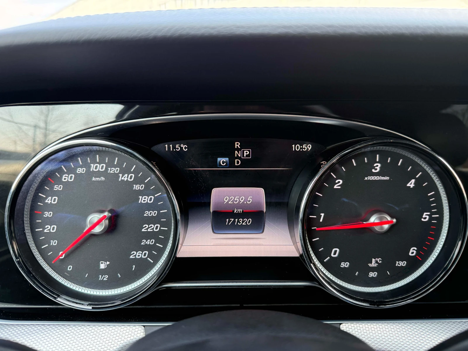 Mercedes-Benz E 220 АМГ пакет/Седан, снимка 13 - Автомобили и джипове - 53894124