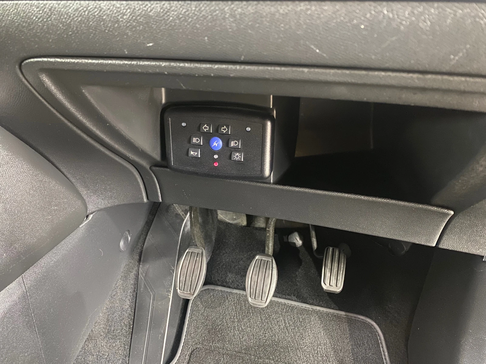 Peugeot 208 1, 5  Учебна, снимка 8 - Автомобили и джипове - 54199015