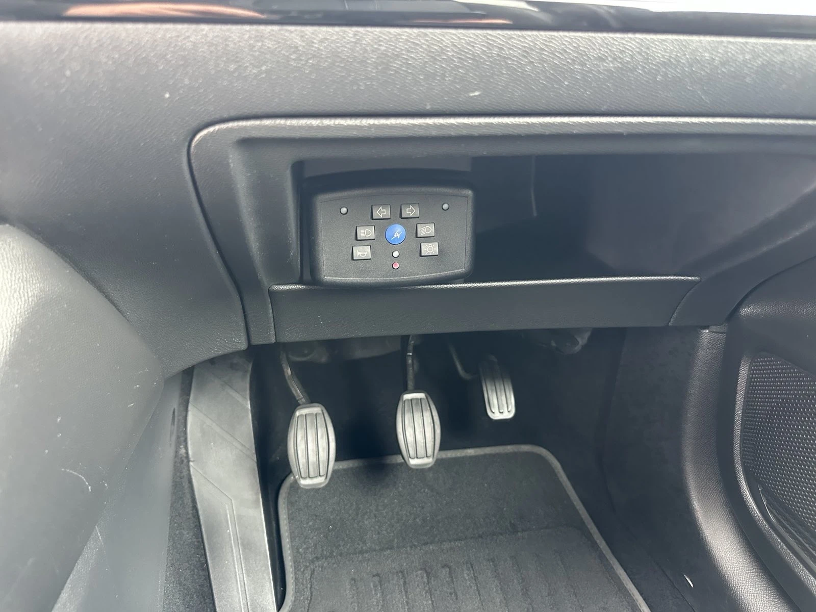 Peugeot 208 1, 5  Учебна, снимка 12 - Автомобили и джипове - 54199015