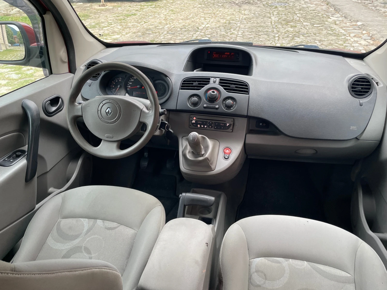Renault Kangoo 1.5DCI 86ks ТОВАРОПЪТНИЧЕСКО КЛИМАТИК, снимка 13 - Автомобили и джипове - 55018280
