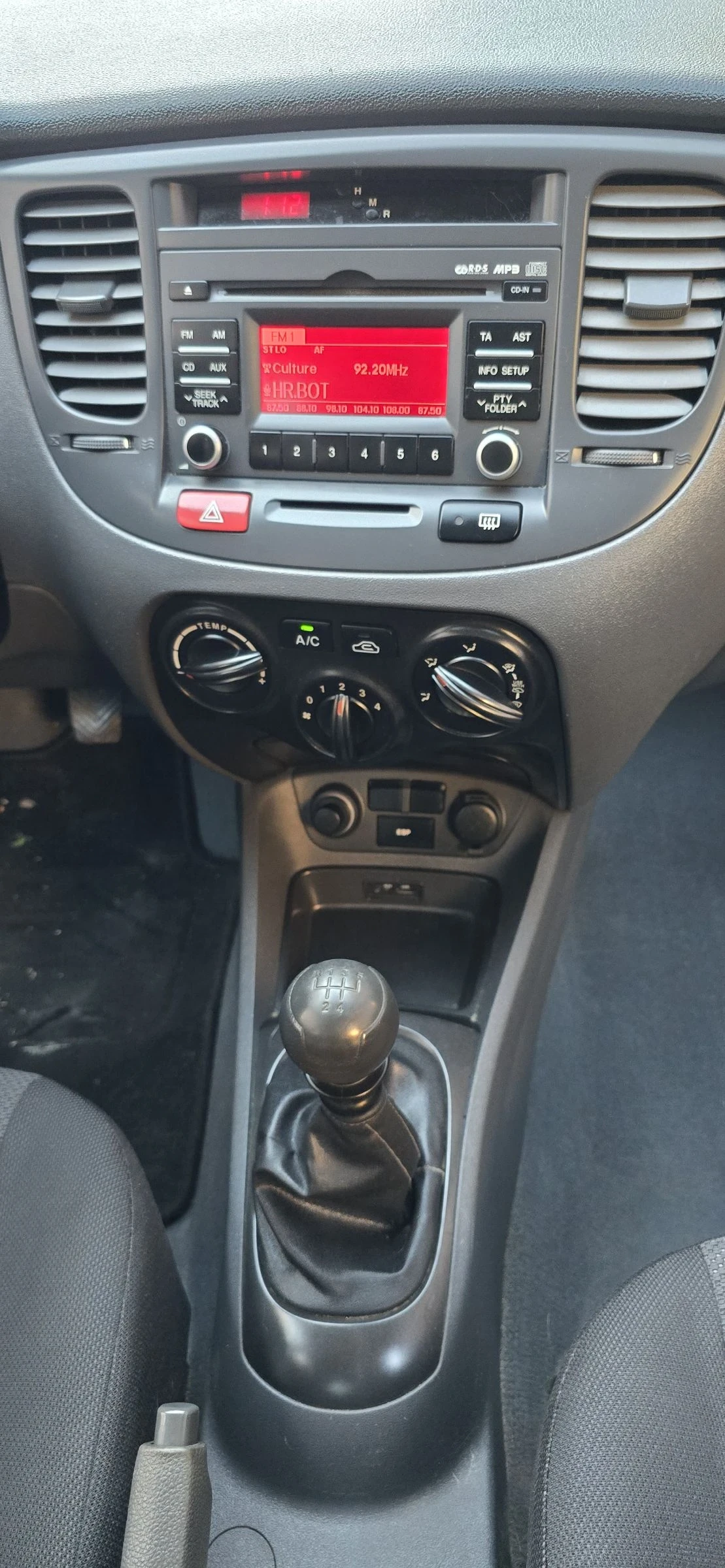 Kia Rio 1.4i, , снимка 13 - Автомобили и джипове - 55096180