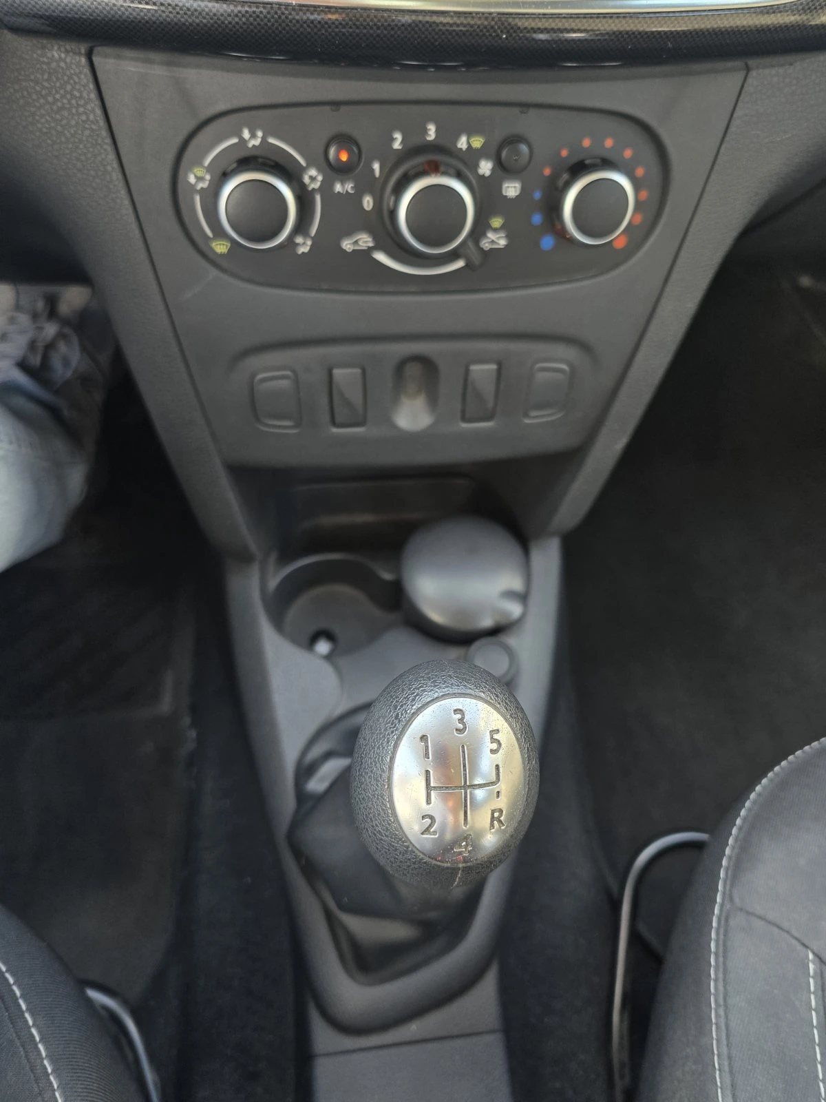Dacia Logan 1.5 DCI, снимка 13 - Автомобили и джипове - 55393291