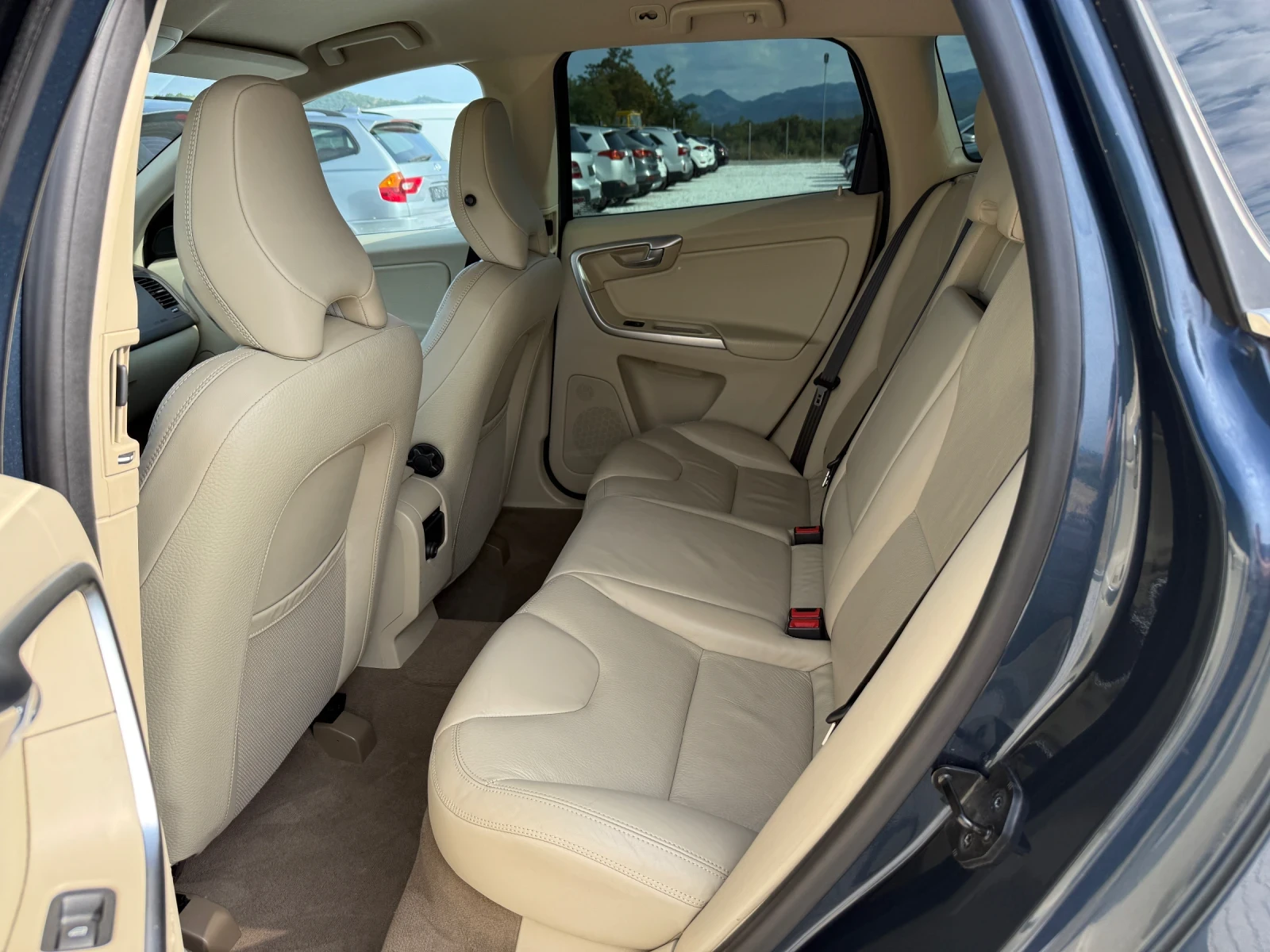 Volvo XC60 2.4 D5 ШВЕЙЦАРИЯ, снимка 12 - Автомобили и джипове - 55400586