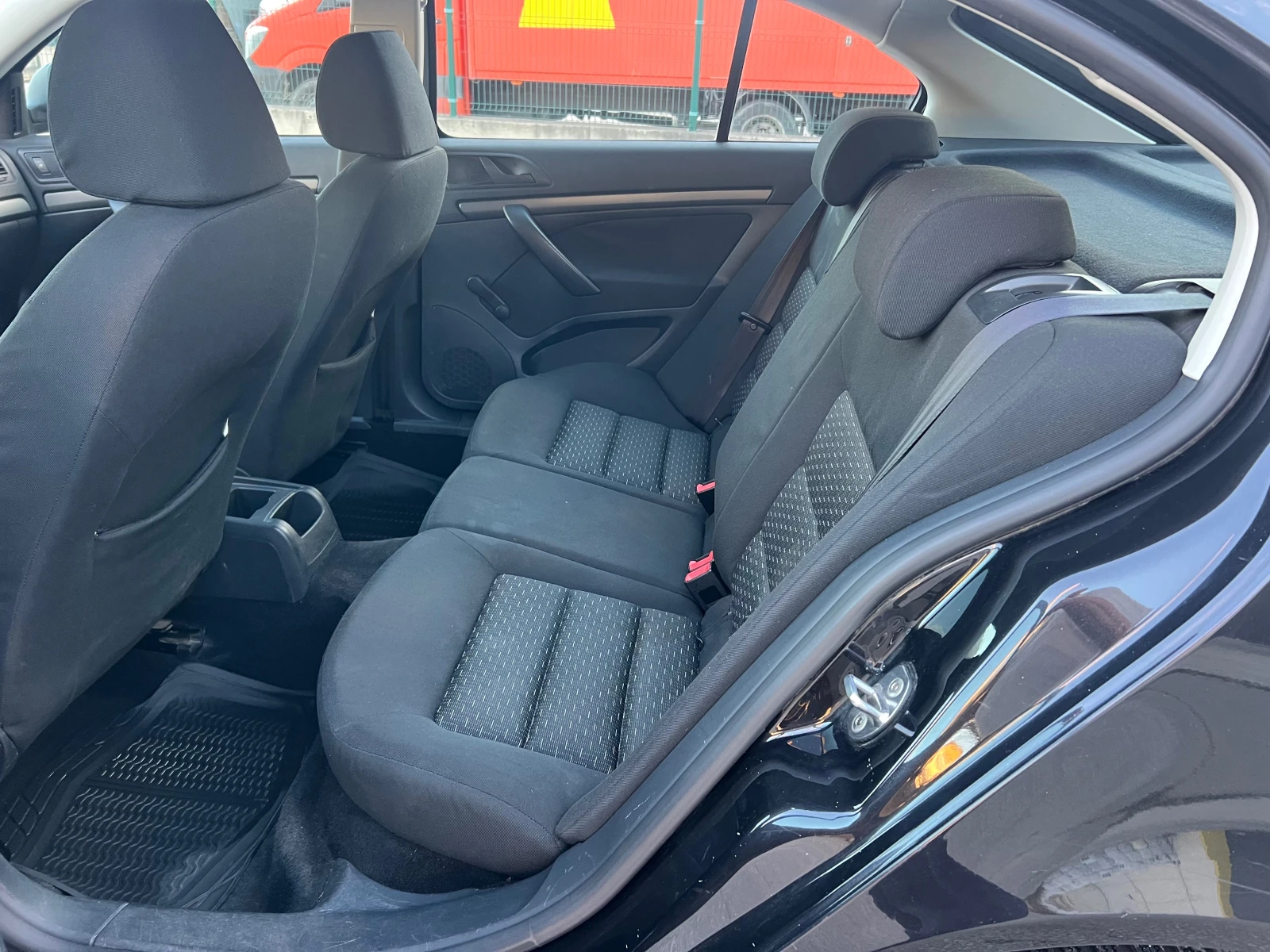 Skoda Octavia 1.6 TDI CLIMA - изображение 9