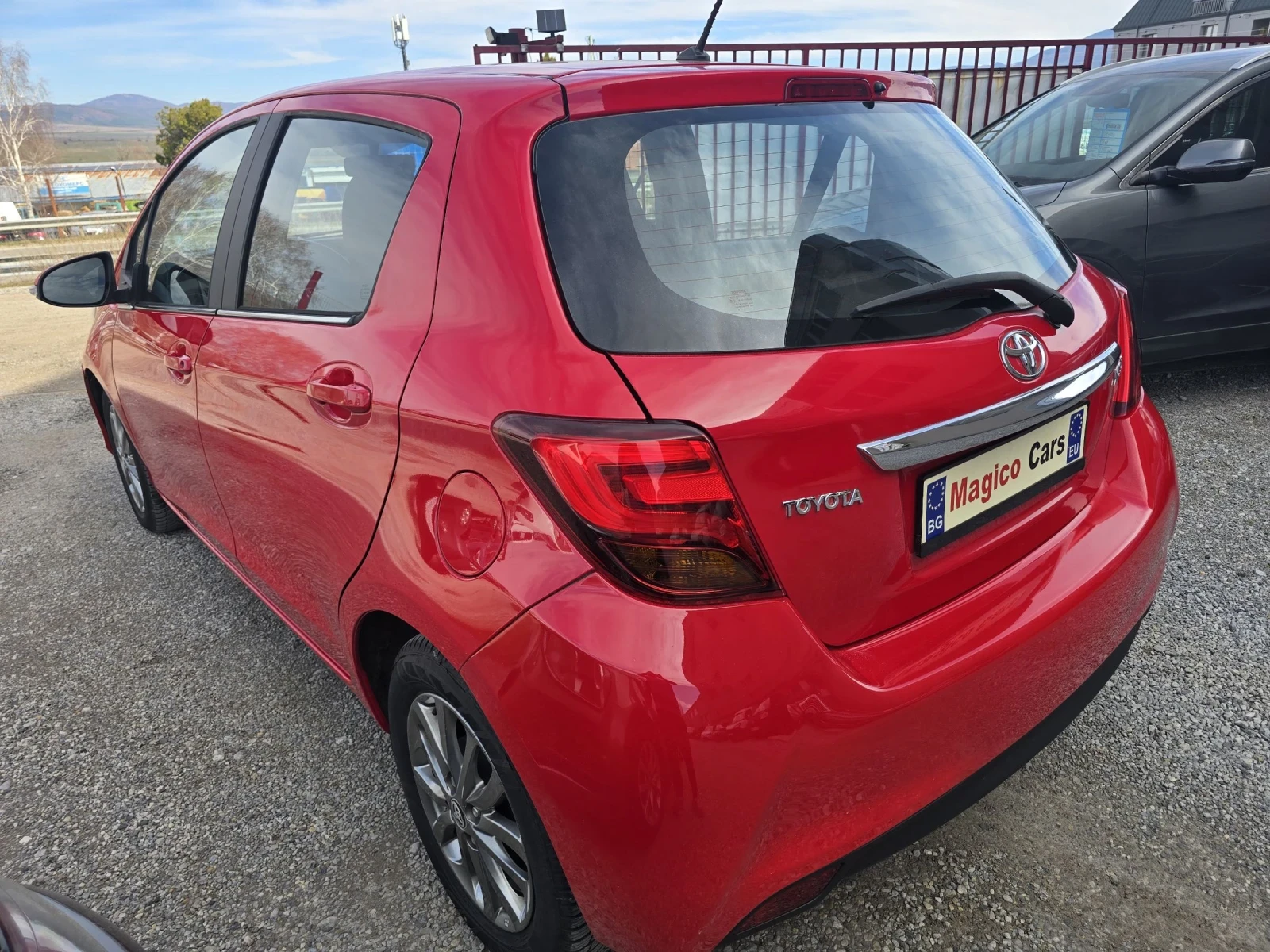 Toyota Yaris 1.0i КАМЕРА, снимка 4 - Автомобили и джипове - 53781953